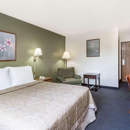 Super 8 By Wyndham Hampton Exterior foto